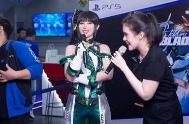 《剑星》印尼发布会伊芙COS成热点：性感身材超可爱！