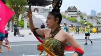 飞天神女跑马拉松 一手琵琶一手伞 网友：有种回天庭要迟到的感觉