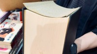 日推推主展示“此生看过最厚的书” 网友：凶器？