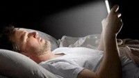 每28秒就有1人死于脑溢血 熬夜玩手机危害这么大？