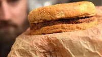 1995年的麦当劳汉堡至今不腐 这是吃了防腐剂吗？