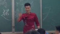 纷争开始了 男老师穿旗袍为高考学生打气