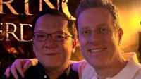 Geoff×宫崎英高夏日游戏节合影 再现经典神秘微笑