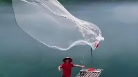 大爷撒网十余年未中一鱼：捕鱼不是目的 是展示技艺