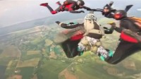 俄跳伞专家4000米高空坠地身亡 随身镜头记录绝望时刻