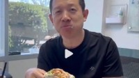 贾跃亭感慨终于吃到北京味辣腿堡 网友：那你回来啊