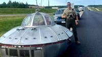 美国警察在公路上拦下“UFO” 开了罚单还与其合影