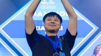 王者归来！小孩曾卓君再次夺得EVO《拳皇15》冠军