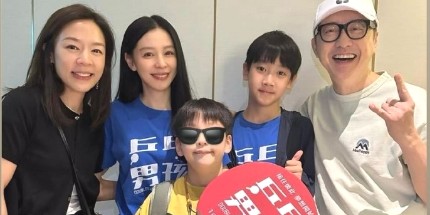 63岁庾澄庆罕见晒与老婆合照 49岁张嘉欣气质温婉