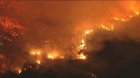 洛杉矶大火逼近人口密集区 过火面积比旧金山市区还大
